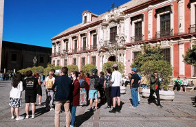 ep archivo   turistas en la plaza virgen de los reyes de sevilla