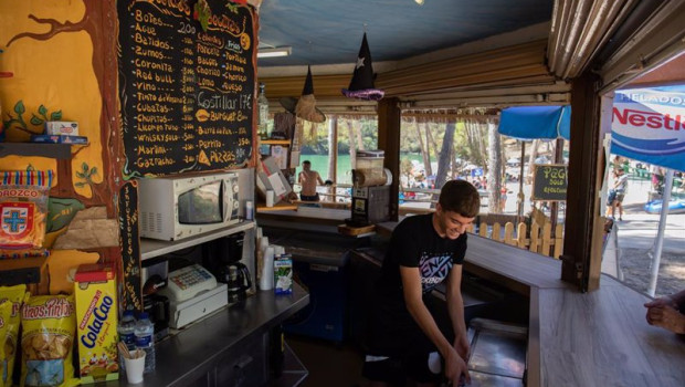 ep archivo   un joven trabajando como camarero en un quiosco de bebida y comida