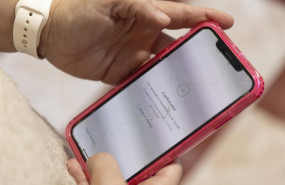 ep archivo   una mujer realiza una transferencia bancaria con su telefono movil a 10 de enero de