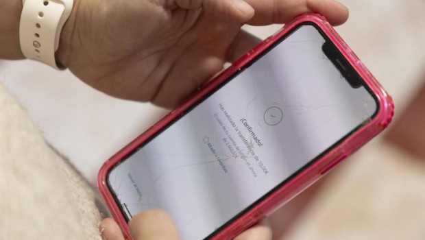 ep archivo   una mujer realiza una transferencia bancaria con su telefono movil a 10 de enero de