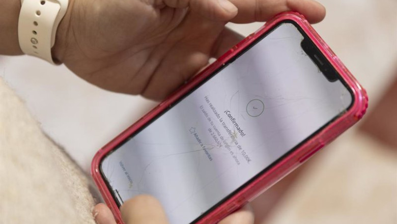 ep archivo una mujer realiza una transferencia bancaria con su telefono movil a 10 de enero de ep archivo una mujer realiza una transferencia bancaria con su telefono movil a 10 de enero de
