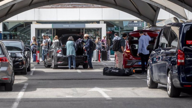 ep archivo   varias personas en el aparcamiento de la estacion de atocha almudena grandes en madrid