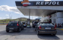 ep archivo   varios coches repostan en una gasolinera de repsol a 1 de abril de 2022 en loeches