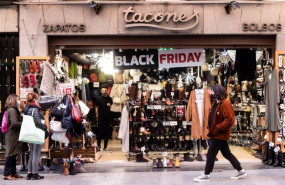 ep cartel de descuentos por el black friday en un comercio de madrid