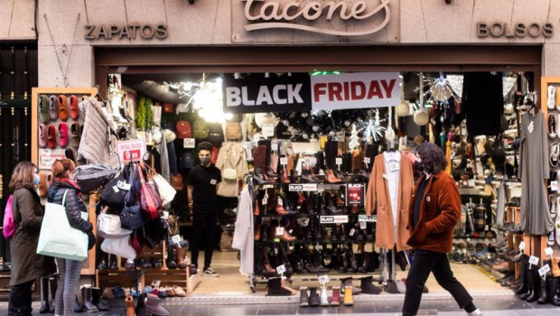 ep cartel de descuentos por el black friday en un comercio de madrid