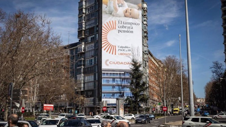 ep ciudadanos despliega una lona para denunciar la estafa intergeneracional del sistema publico de ep ciudadanos despliega una lona para denunciar la estafa intergeneracional del sistema publico de