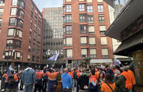 ep concentracion de parte de la plantilla de tubos reunidos frente a la sede de la empresa en bilbao ep concentracion de parte de la plantilla de tubos reunidos frente a la sede de la empresa en bilbao