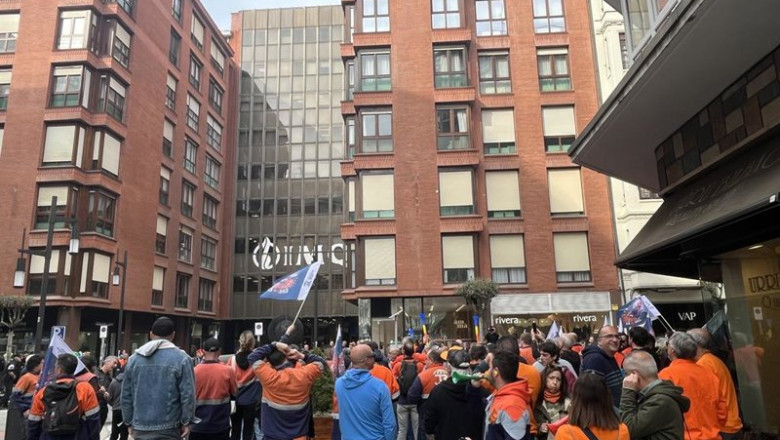 ep concentracion de parte de la plantilla de tubos reunidos frente a la sede de la empresa en bilbao