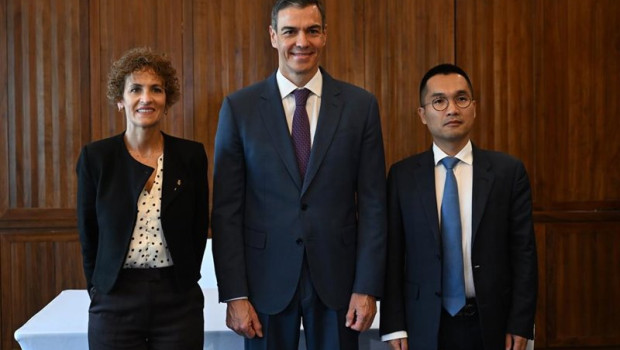 ep de izquierda a derecha la presidenta chivite el presidente sanchez y el fundador de hithium jeff