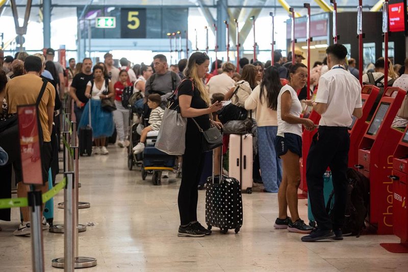 Economía.- Aerolíneas exigen a Aena que solucione los problemas en el ...