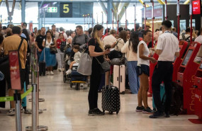 ep decenas de personas realizan el check in en la t4 del aeropuerto adolfo suarez madrid barajas a