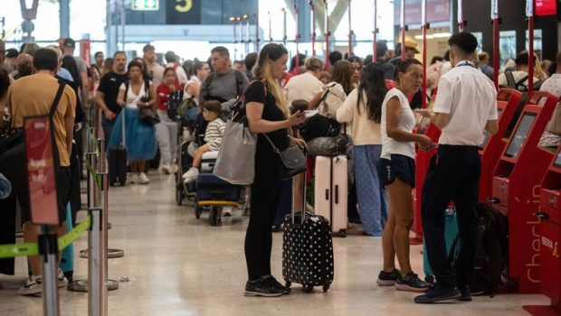 ep decenas de personas realizan el check in en la t4 del aeropuerto adolfo suarez madrid barajas a