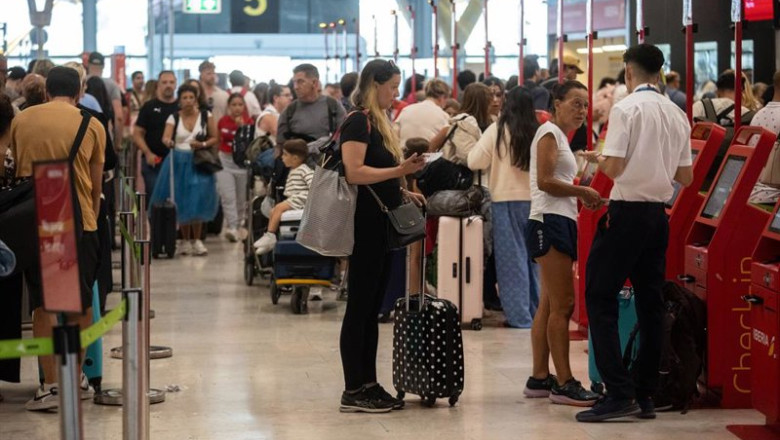 ep decenas de personas realizan el check in en la t4 del aeropuerto adolfo suarez madrid barajas a