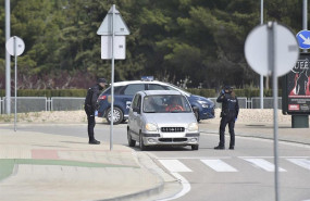 ep dos policias nacionales paran a un coche estacionado durante el cuarto dia laboral en el estado