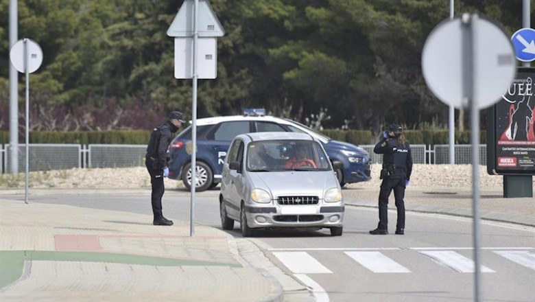 Dos policias nacionales paran a un coche estacionado durante el cuarto día laboral en el estado de alarma en el país por el coronavirus, en Huesca, Aragón (España), a 19 de marzo de 2020. | Verónica Lacasa - Europa Press ep dos policias nacionales paran a un coche estacionado durante el cuarto dia laboral en el estado
