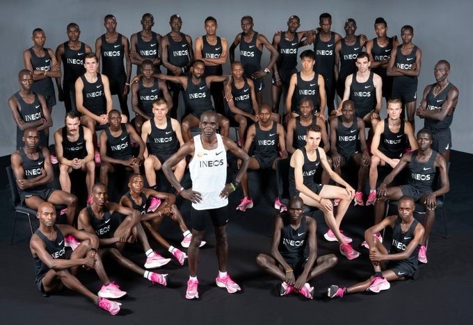 ep el atleta eliud kipchoge con la liebres que le ayudaran en el ineos 159 challenge en viena