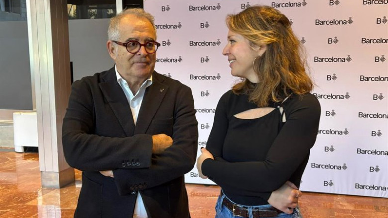 ep el cuarto teniente de alcalde de barcelona jordi valls y la lider de bcomu janet sanz
