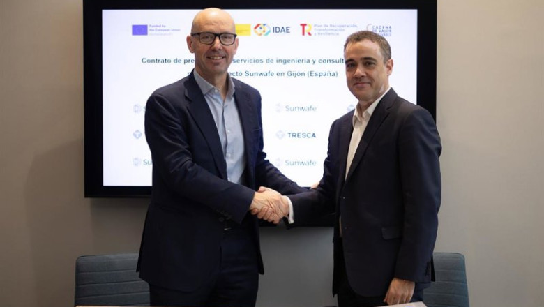 El director general de TRESCA Ingeniería, Francisco Carro, y Mikel Lasa, director general de InnoEnergy Iberia, en la firma del contrato de servicios de ingeniería para el desarrollo del proyecto industrial de la planta de Sunwafe en la Zalia (Gijón). | TRESCA INGENIERÍA ep el director general de tresca ingenieria francisco carro y mikel lasa director general de