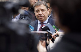 ep el ministro de agricultura luis planas en declaraciones a la prensa en una foto de archivo