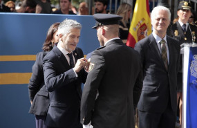 ep el ministro del interior en funciones fernando grande- marlaska entrega una medalla a un policia