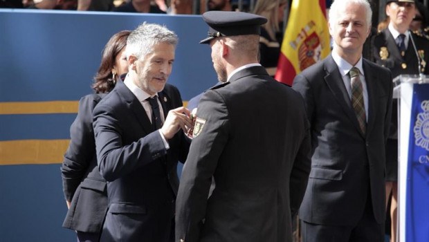 ep el ministro del interior en funciones fernando grande- marlaska entrega una medalla a un policia