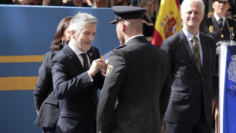 El ministro del Interior en funciones, Fernando Grande- Marlaska entrega una medalla a un policía, durante los actos celebrados por el Día de la Policía, en Logroño (España), a 25 de septiembre de 2019. | Alberto Ruiz - Europa Press ep el ministro del interior en funciones fernando grande- marlaska entrega una medalla a un policia