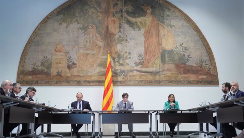 El presidente de la Generalitat, Salvador Illa, en la reunión con la Comisión técnica para la ampliación del Aeropuerto de Barcelona | DAVID ZORRAKINO - EUROPA PRESS ep el presidente de la generalitat salvador illa en la reunion con la comision tecnica para la