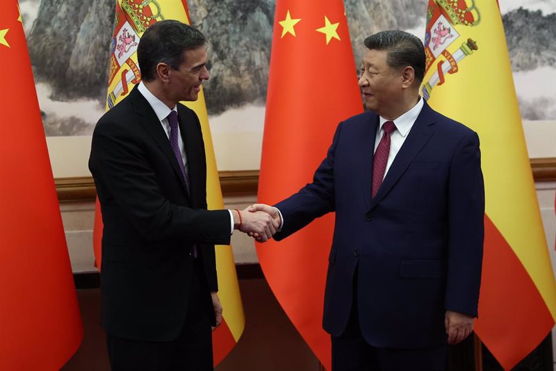 Sánchez anuncia una decena de acuerdos económicos con China y aboga por estrechar lazos con Pekín