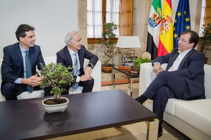 ep fernandez vara en una reunion en merida con el presidente delegado de vodafone espana