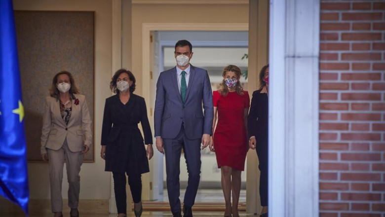 La vicepresidenta tercera del Gobierno, Nadia Calviño; la vicepresidenta primera, Carmen Calvo; el presidente del Gobierno, Pedro Sánchez; la nueva vicepresidenta segunda del Gobierno, Yolanda Díaz; y la vicepresidenta cuarta, Teresa Ribera | EUROPA PRESS/J. Hellín. POOL - Europa Press ep i d la vicepresidenta tercera del gobierno nadia calvino la vicepresidenta primera carmen calvo