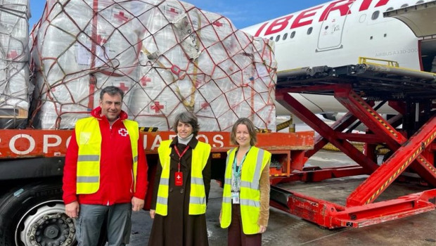ep iberia y cruz roja envian 12 toneladas de ayuda humanitaria a budapest para responder a la
