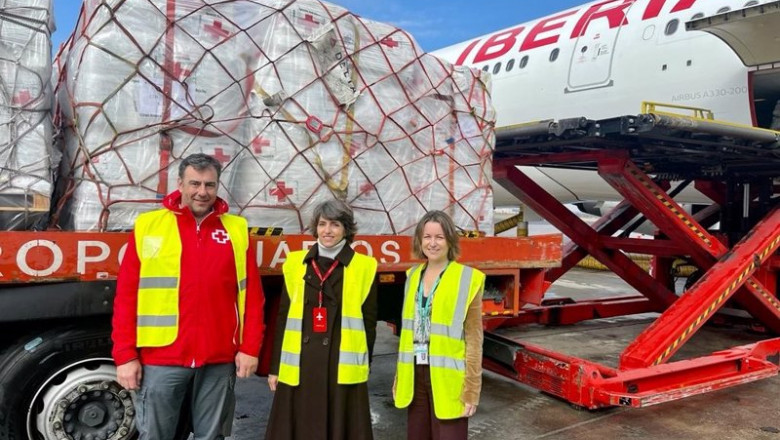 ep iberia y cruz roja envian 12 toneladas de ayuda humanitaria a budapest para responder a la