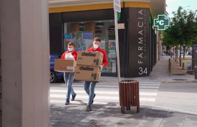 ep imagen de unos voluntarios de cruz roja portando material