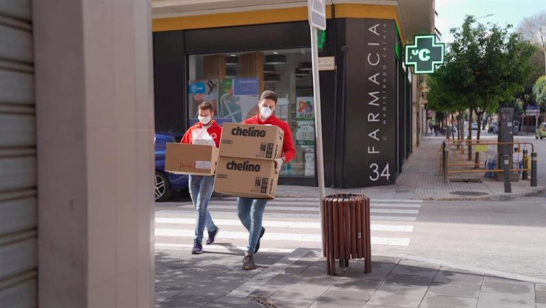 ep imagen de unos voluntarios de cruz roja portando material ep imagen de unos voluntarios de cruz roja portando material