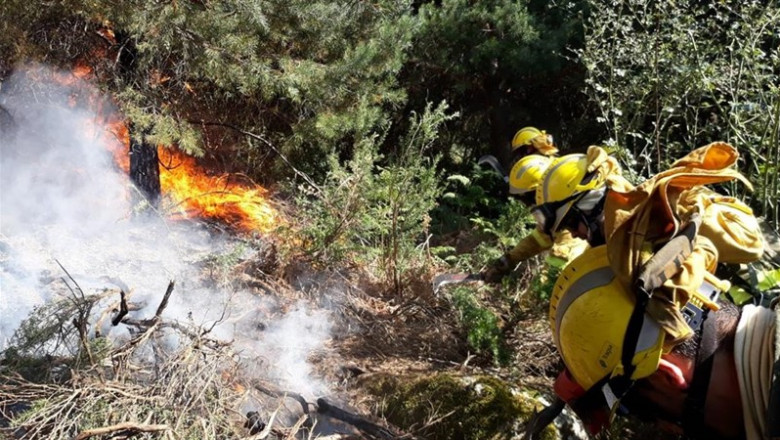 Inc.- Un total de 11 medios aéreos y 68 personas trabajan en el fuego de La Granja que afecta a unas 40 hectáreas | @AT_BRIF ep inc- un total11 medios aereos68 personasenfuegola granjaafectaunas 40 hectareas