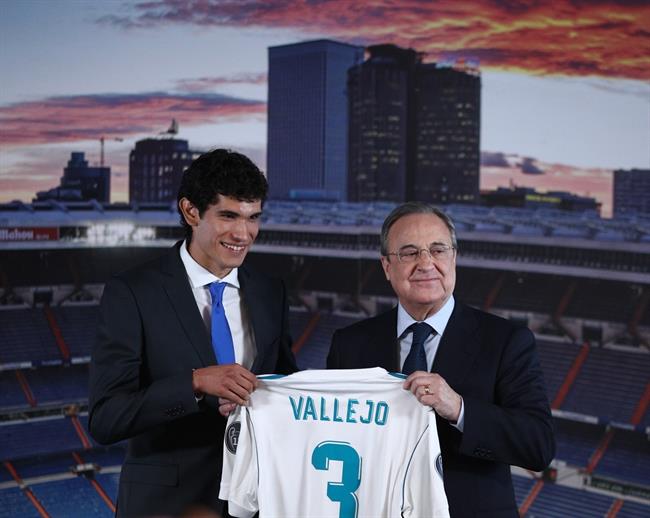El jugador Jesús Vallejo, presentado por Florentino Pérez en el Bernabéu | EUROPA PRESS ep jugador jesus vallejo presentadoflorentino perezbernabeu 20170707140804