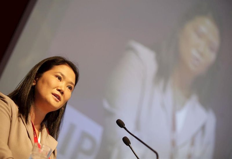 Fujimori lidera los resultados preliminares en Perú con un margen muy ajustado