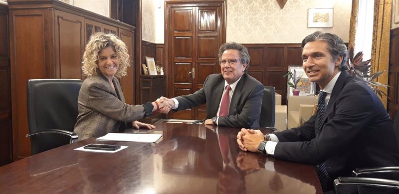 ep la alcaldesa de tortosa meritxell roige a la izda y el presidente de sareb javier torres centro ep la alcaldesa de tortosa meritxell roige a la izda y el presidente de sareb javier torres centro
