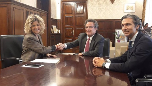 ep la alcaldesa de tortosa meritxell roige a la izda y el presidente de sareb javier torres centro