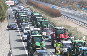 ep la tractorada de agricultores de almeria y granada bloquea la a-92n