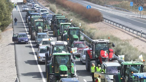 ep la tractorada de agricultores de almeria y granada bloquea la a-92n