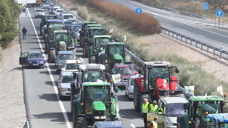 ep la tractorada de agricultores de almeria y granada bloquea la a-92n