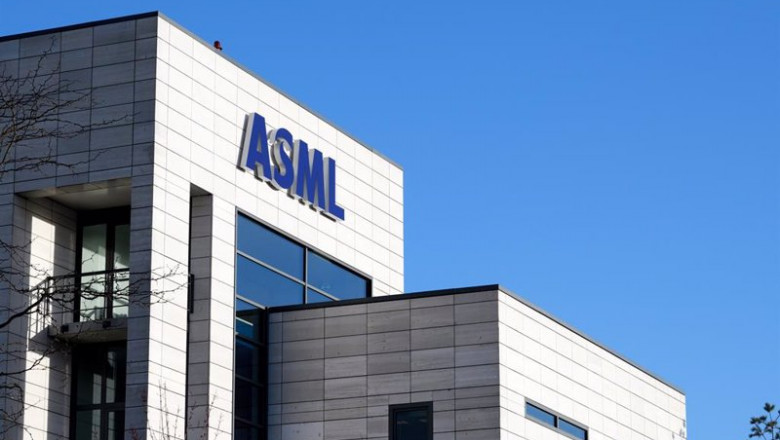 Logo de ASML en las oficinas de la empresa. | ASML ep logo de asml en las oficinas de la empresa