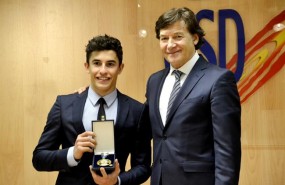 ep marc marquez recibede medallaoromanosjose ramon lete