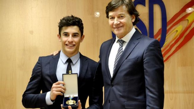 ep marc marquez recibede medallaoromanosjose ramon lete