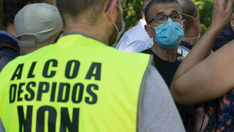 ep miembros del comite de empresa de alcoa san cibrao hablan a la salida de la reunion en el