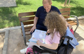 ep nina beneficiaria de un proyecto con su padre