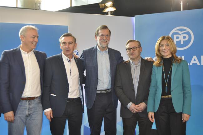 Rajoy con dirigentes del PP aragonés. | EUROPA PRESS ep rajoydirigentespp aragones