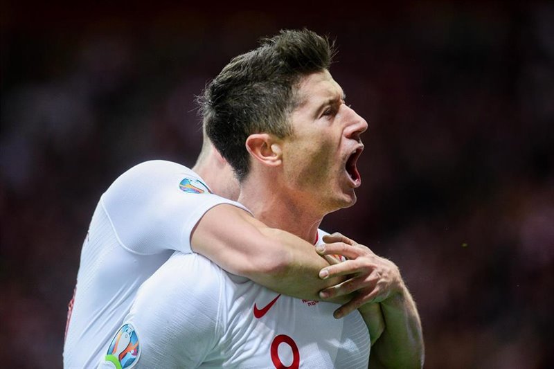 ep robert lewandowski celebra un gol con polonia