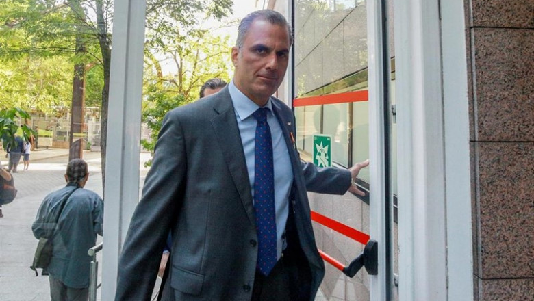 El secretario general de Vox, Javier Ortega Smith, a su llegada al debate y votación del segundo pleno de la investidura de la candidata del PP a la Presidencia de la Comunidad de Madrid en la Asamblea madrileña. | Ricardo Rubio - Europa Press ep secretario generalvox javier ortega smith allegadadebatevotacionsegundo plenola investidurala candidatappla presidenciala comunidadmadridla asamblea madrilena